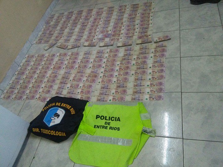 dinero-400-mil-pesos-policía-la-paz-jóvenes-auto-plata-billetes-secuestro-misterio