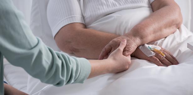 Una enfermera que dedicó años en cuidados paliativos formuló los cinco arrepentimientos de las personas antes de morir (iStock)