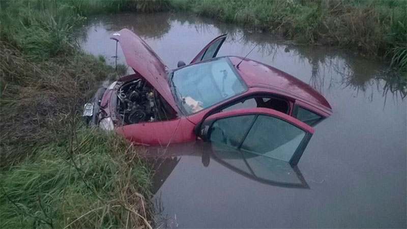 Un auto despistó sobre Autovía Artigas y terminó sumergido en un canal de agua Crédito: TalCual