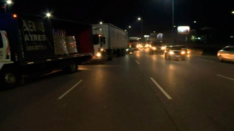 Sorpresivo paro: Camioneros bloquean varios accesos a la ...