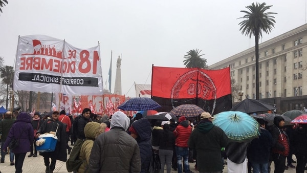 Marcha-en-Plaza-de-Mayo-en-contra-de-las-Fuerzas-Armadas-1