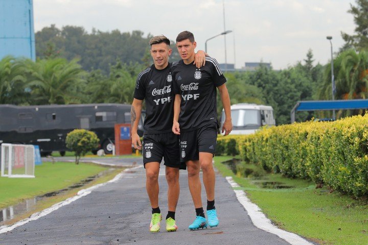 Lisandro Martinez y Nahuel Molina (prensa AFA)