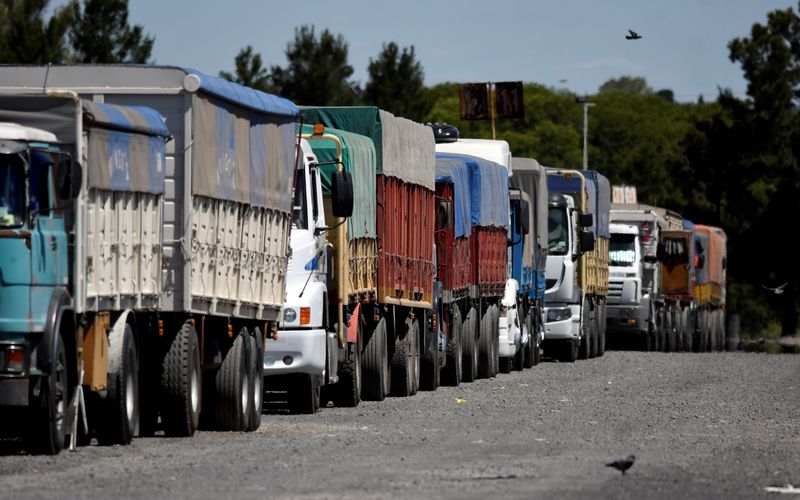 Camiones afuera del puerto de Rosario, Santa Fe.  Argentina. Foto de archivo Dic 21, 2020. REUTERS/Stringer